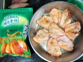 去骨的鸡翅用库克一百烤肉料腌制1小时。