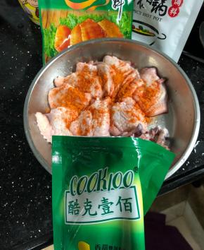 取一大勺酷克壹佰烤肉料。