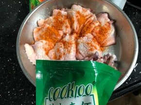 取一大勺酷克壹佰烤肉料。