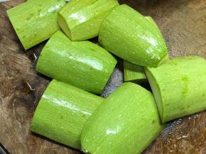 云南小瓜切块，焯水备用