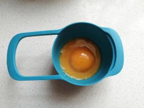 取蛋黄一颗再加25克的全蛋液搅拌均匀