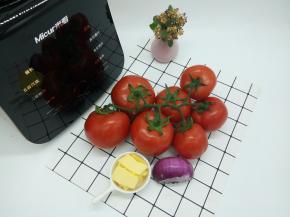 先来准备原材料，番茄，洋葱，黄油