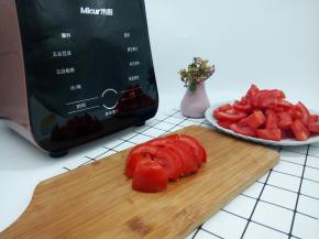 新鲜番茄500克切块（成熟的番茄，做出来口感好，酸甜适口）