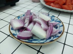 将洋葱切块，洋葱可以冰箱冷冻5分钟再切就不辣眼睛，不急着切的话，可以提前放冰箱冷藏再切，切的时候一样不辣眼睛