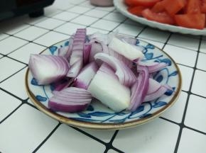 将洋葱切块，洋葱可以冰箱冷冻5分钟再切就不辣眼睛，不急着切的话，可以提前放冰箱冷藏再切，切的时候一样不辣眼睛