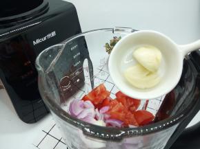 将番茄块，洋葱块，大蒜一起放入杯体，盖好盖子，按酱料键、再点开启键，不用管它，可以自己去做家务活
