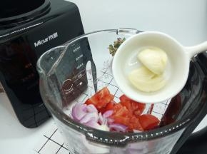 将番茄块，洋葱块，大蒜一起放入杯体，盖好盖子，按酱料键、再点开启键，不用管它，可以自己去做家务活