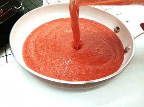 待破壁机运转完成，会发出提示声音，过几秒再打开，把搅拌好的番茄汁倒入不粘锅，记住一定要不粘锅，不然糊了我不负责，看看这细腻的程度，相当给力
