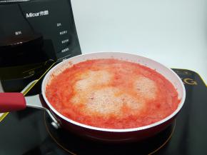 锅里加3勺橄榄油，倒入番茄汁，开中小火慢慢熬，用硅胶铲或者木铲子不停地翻拌，这一步要有耐心