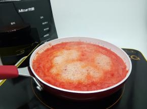 锅里加3勺橄榄油，倒入番茄汁，开中小火慢慢熬，用硅胶铲或者木铲子不停地翻拌，这一步要有耐心