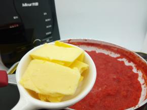 待番茄汁水分蒸发的差不多，颜色变深，加入黄油20克、白糖10克、细盐与胡椒粉少许，家中有罗勒叶的可以放一片，记得要切碎，再翻拌均匀，让各式调味料融合在一起