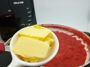 待番茄汁水分蒸发的差不多，颜色变深，加入黄油20克、白糖10克、细盐与胡椒粉少许，家中有罗勒叶的可以放一片，记得要切碎，再翻拌均匀，让各式调味料融合在一起