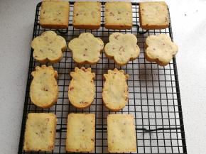 烤好后出炉晾凉脱模，然后密封保存，第二天食用口感更佳