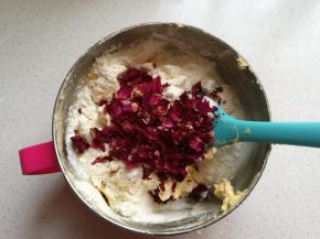 再加入玫瑰花瓣，继续翻拌均匀