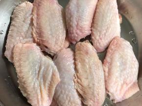 鸡翅洗净备用。