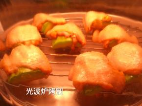 光波炉180度10分钟，翻面继续烤5分钟，刷蜜糖，同时把火调到230度，3分钟，翻面，刷蜜糖，也烤3分钟。要观察颜色，金黄色即可。