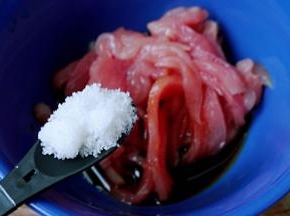 白糖，抓匀