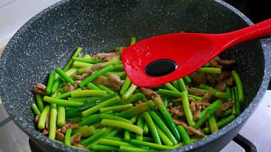 最后加一点老抽调色，翻炒均匀即可