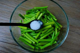 蒜苔洗净切寸段，加入盐抓匀腌制五到十分钟