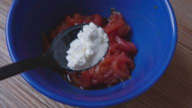 加入淀粉再次抓匀，腌制十分钟