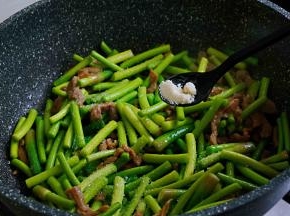 鸡精翻炒均匀
