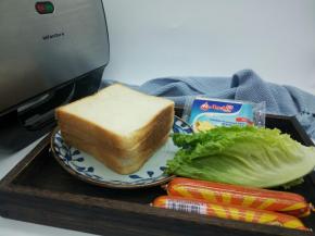 准备三明治所需要的原材料，火腿肠也可以换成培根或者荷包蛋