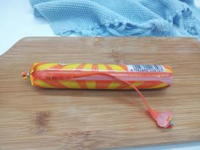 火腿肠用刀在外包装连接处划一下，不要划断，轻轻往下一拉就可以