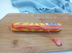 火腿肠用刀在外包装连接处划一下，不要划断，轻轻往下一拉就可以