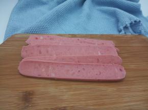 火腿肠再切片，切小丁就可以，喜欢块的就不用切丁