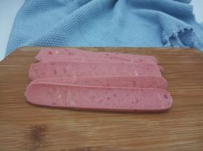 火腿肠再切片，切小丁就可以，喜欢块的就不用切丁