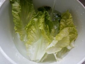 生菜流水冲洗干净，控一下水分