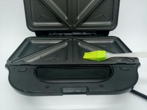 三明治机提前预热2 分钟，预热好后打开盖子，上下烤盘刷少许油，喜欢黄油的也可以换成黄油，我刷的是色拉油