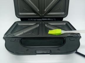 三明治机提前预热2 分钟，预热好后打开盖子，上下烤盘刷少许油，喜欢黄油的也可以换成黄油，我刷的是色拉油