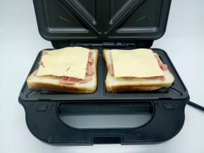 依次放上芝士片