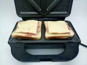 依次放上芝士片