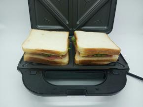 最后再加一片牛奶吐司，盖上盖子，1到2分钟就可以，具体时间自己定，想吃软一点就烤一分钟，想要烤好的吐司焦脆，就多烤一分钟