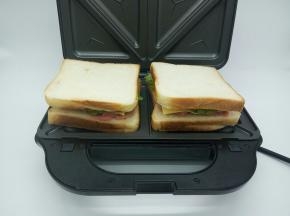 最后再加一片牛奶吐司，盖上盖子，1到2分钟就可以，具体时间自己定，想吃软一点就烤一分钟，想要烤好的吐司焦脆，就多烤一分钟