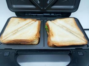 很快吧，一会就烤好了，咬一口，芝士香味瞬间在舌尖爆发，还有火腿肠的肉香味，真的太好吃了，等不及拍照，先吃一个再说