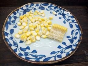 玉米顺着缝切一下，再用手直接以剥，一整排就下来了，这部分办法是不是很方便，剥好的玉米粒蒸熟备用
