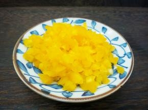 玉米顺着缝切一下，再用手直接以剥，一整排就下来了，这部分办法是不是很方便，剥好的玉米粒蒸熟备用