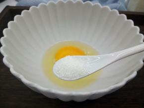 鸡蛋磕入一个大碗，加白糖多少，不喜欢甜的可以少加一点或者不加，搅拌均匀
