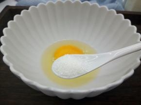 鸡蛋磕入一个大碗，加白糖多少，不喜欢甜的可以少加一点或者不加，搅拌均匀