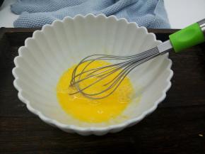 用打蛋器将鸡蛋跟白糖搅拌均匀