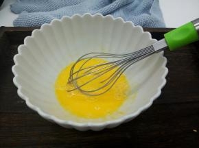 用打蛋器将鸡蛋跟白糖搅拌均匀