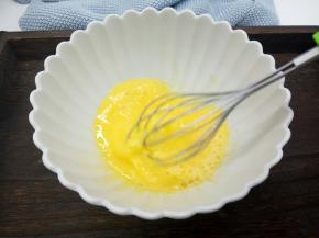 加牛奶30克，还是用打蛋器搅拌均匀