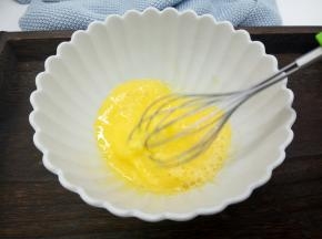 加牛奶30克，还是用打蛋器搅拌均匀