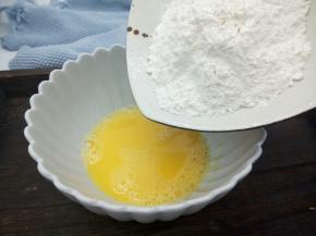 加入提前过筛的松饼粉