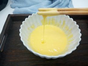 用筷子顺着一个方向搅拌，搅拌到面糊没有颗粒状，用筷子挑一点面糊，面糊成流水状即可