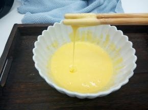 用筷子顺着一个方向搅拌，搅拌到面糊没有颗粒状，用筷子挑一点面糊，面糊成流水状即可