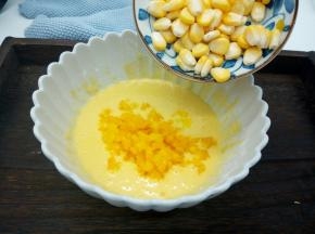 面糊加入玉米粒，玉米提前煮熟或者蒸熟